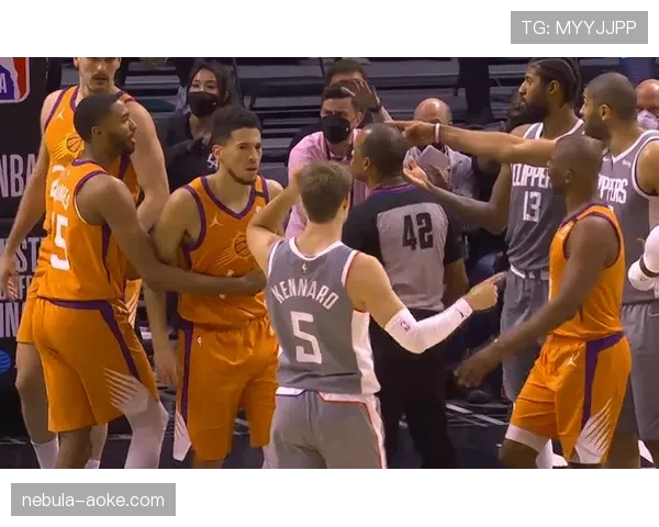 篮球比赛中球碰裁判规则是否算出界及后续球权处理详解